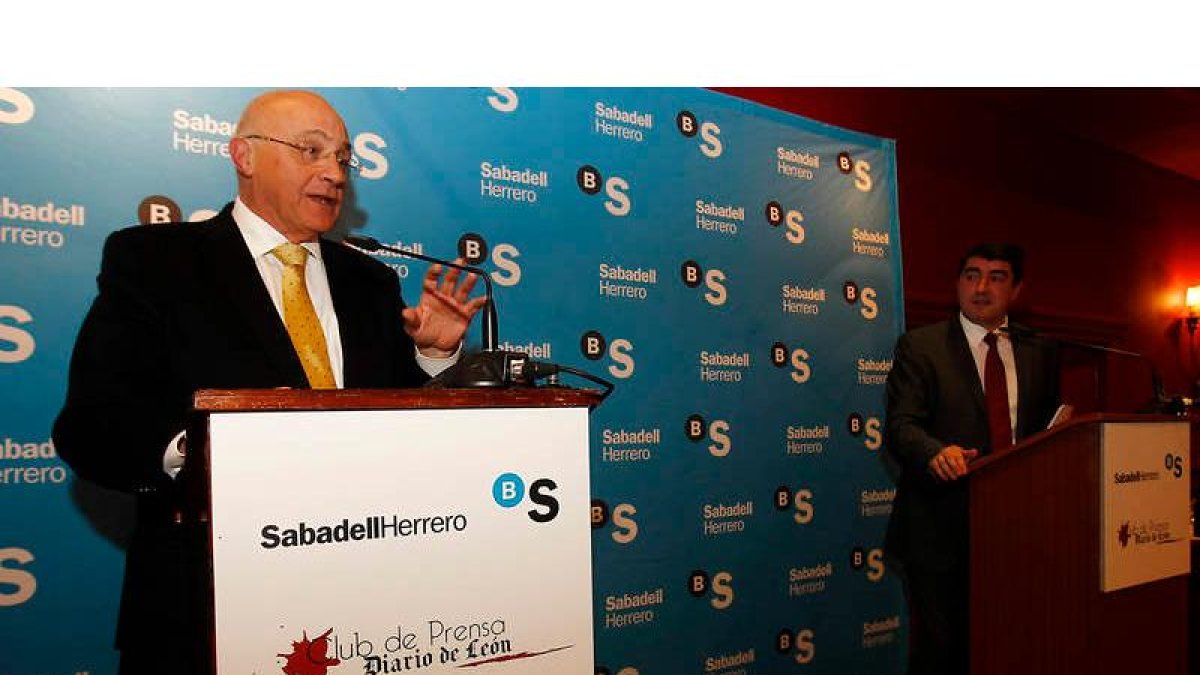 Josep Oliu, presidente de Banco Sabadell, con el director de Diario de León, Pablo R. Lago, durante su intervención ante 200 empresarios leoneses.