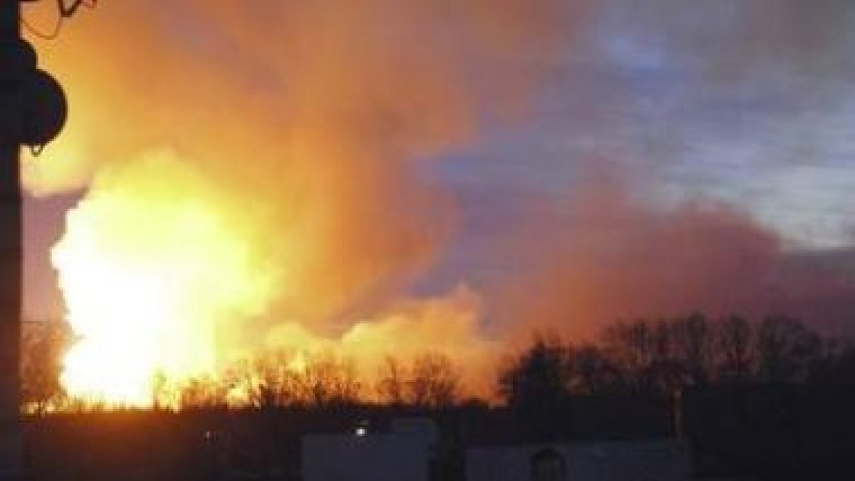 Vista del fuego y el humo sobre la ciudad de Uliánovsk.