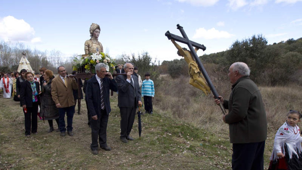 El Cristo hace una reverencia al relicario de san Jorge.