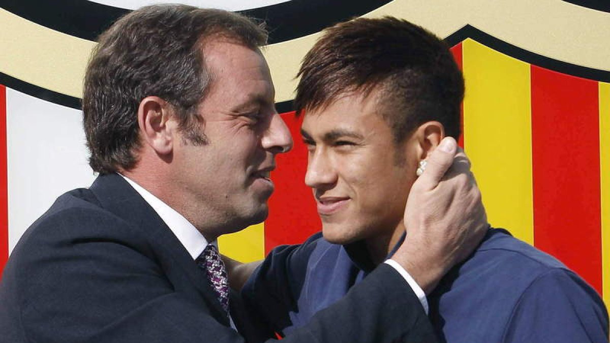 Sandro Rosell y Neymar, a la derecha, durante la presentación del jugador por el FC Barcelona. A. OLIVÉ