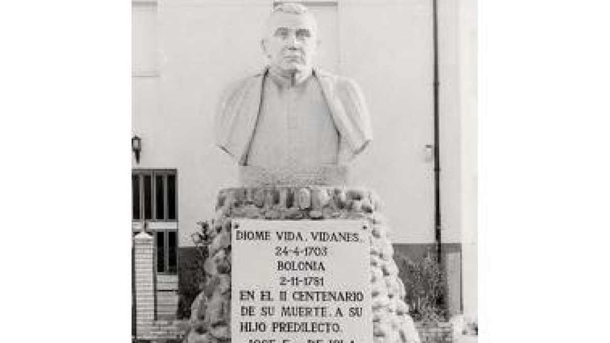 Monumento erigido en Vidanes con ocasión del II Centenario de la muerte del Padre Isla