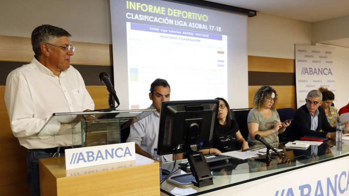 El presidente del Abanca Ademar, Cayetano Franco, durante una asamblea del club. MARCIANO PÉREZ