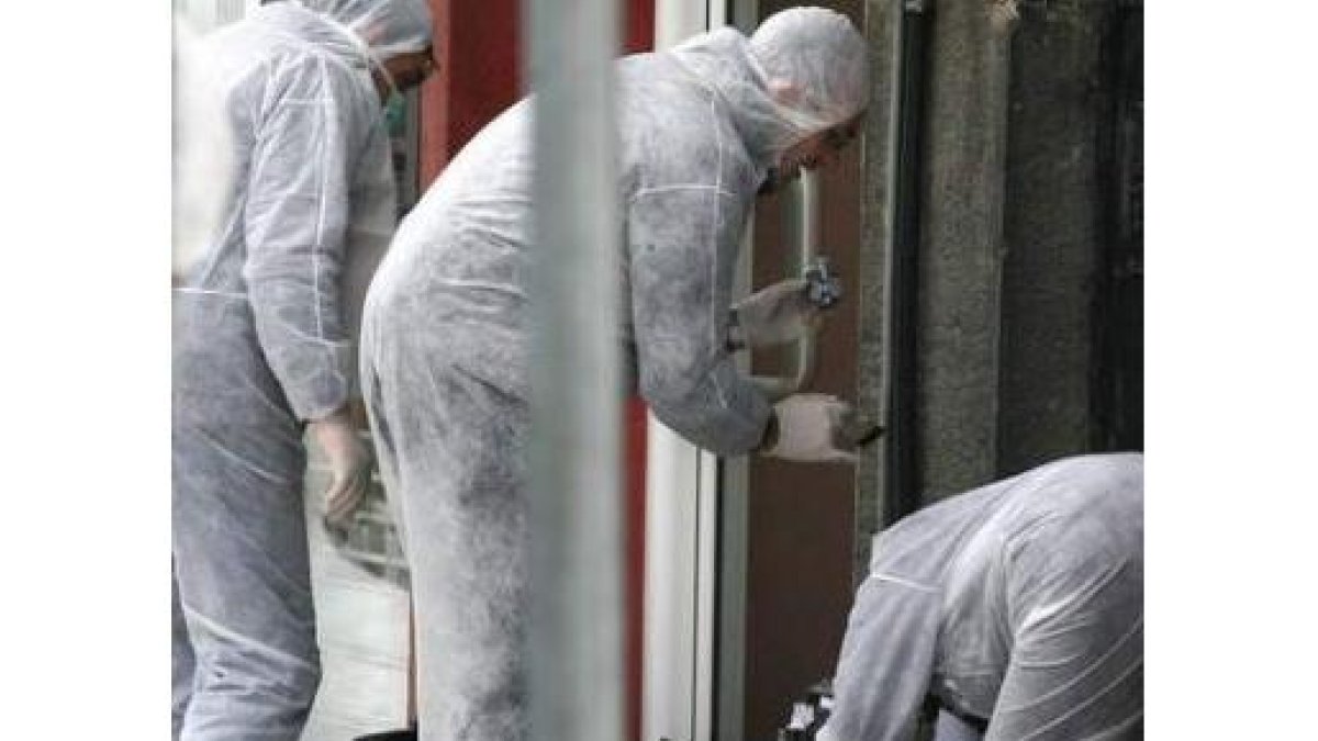 Forenses búlgaros examinan el cuerpo de Tsankov.