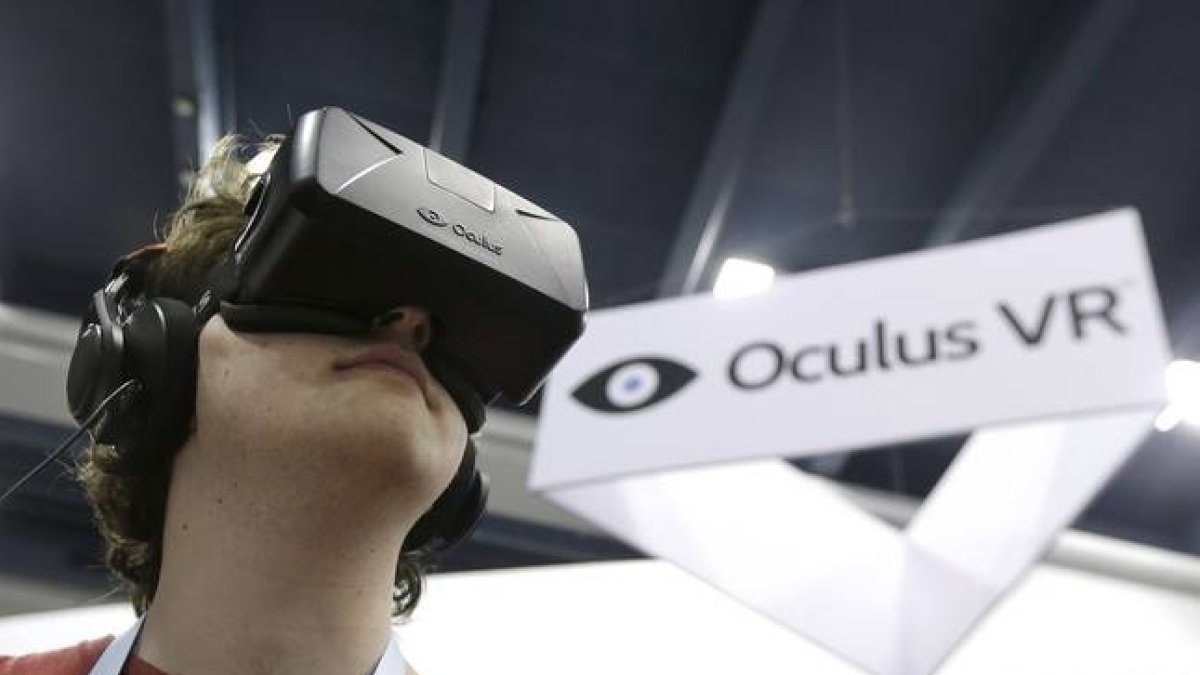 Un joven prueba el casco Oculus Rift, de la firma de realidad virtual Oculus VR, en la conferencia de desarrolladores de juegos de San Francisco, el pasado 19 de marzo.