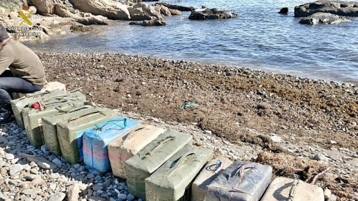 Varios fardos de hachís incautados en Algeciras. GUARDIA CIVIL