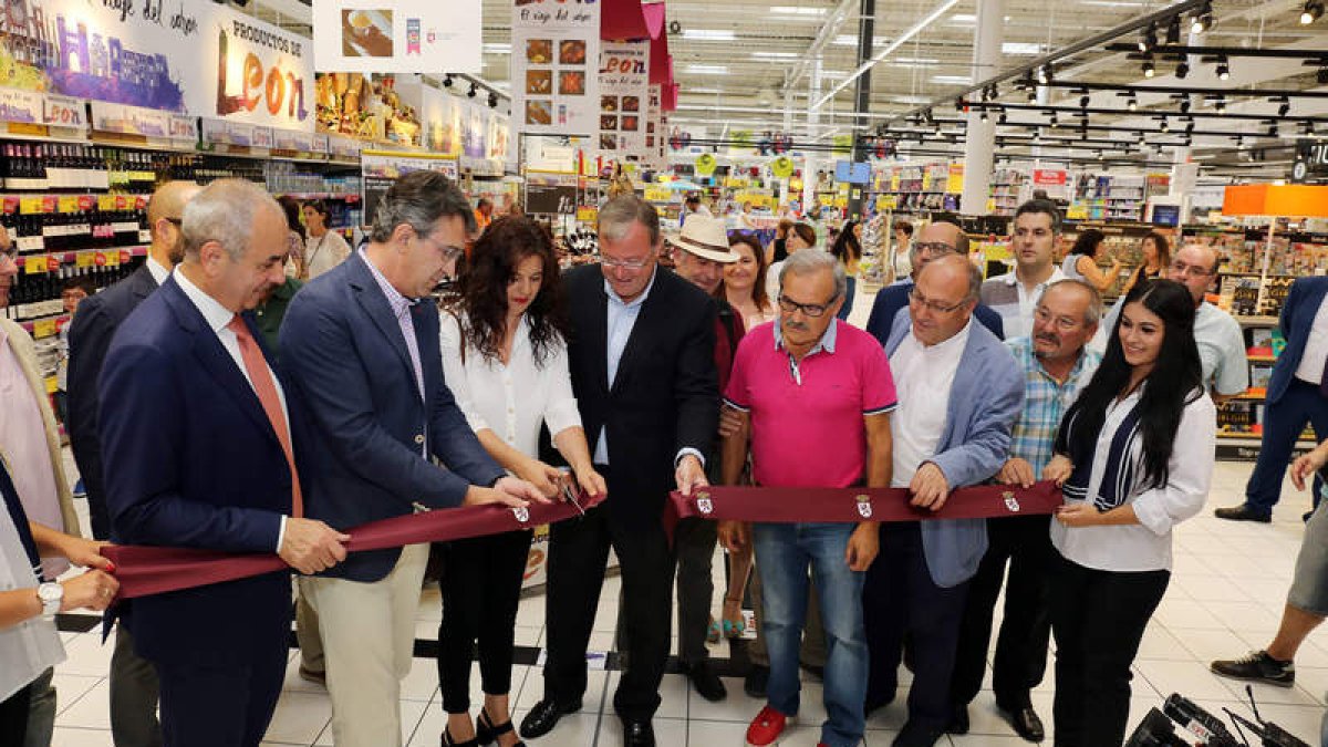 Martínez Majo, Francisco Martín y el alcalde, entre otros, abren la ‘despensa’ de los Productos de León en Carrefour. CÉSAR