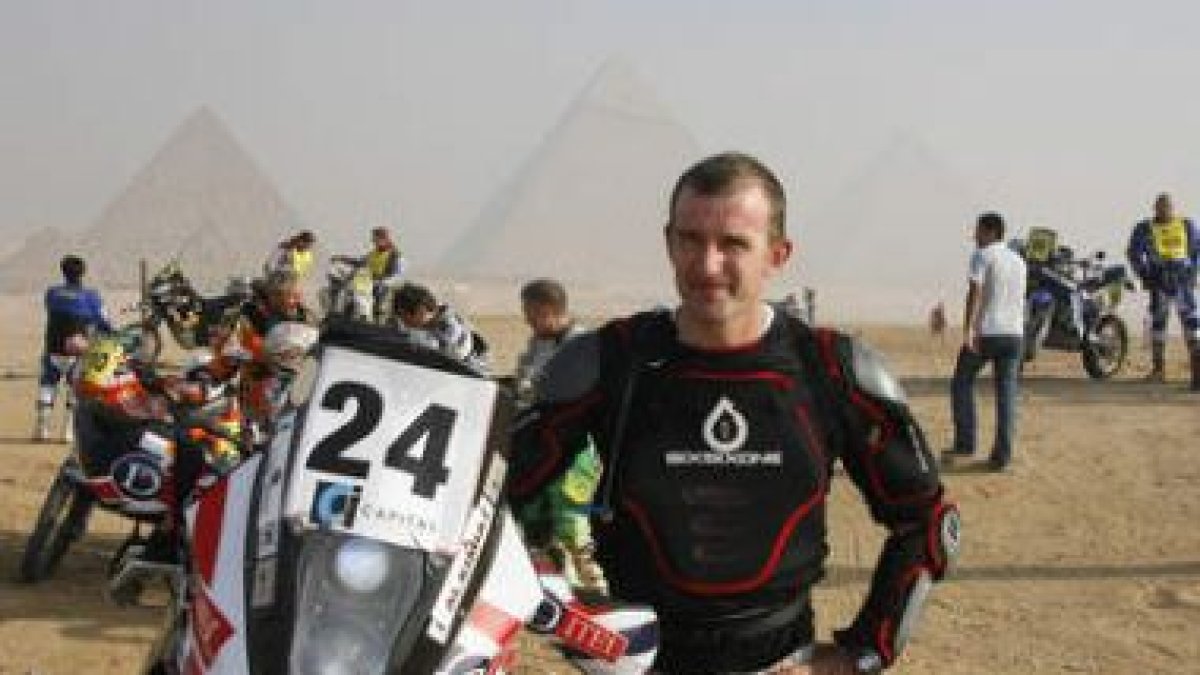 Ramón Gutiérrez en El Cairo, con las pirámides al fondo.