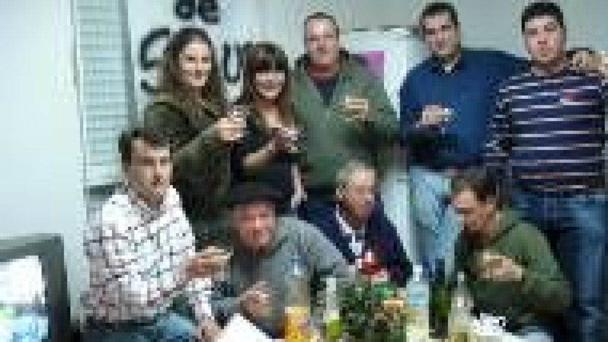 Los participantes en el encierro brindaron por su aspiración de lograr el centro de salud
