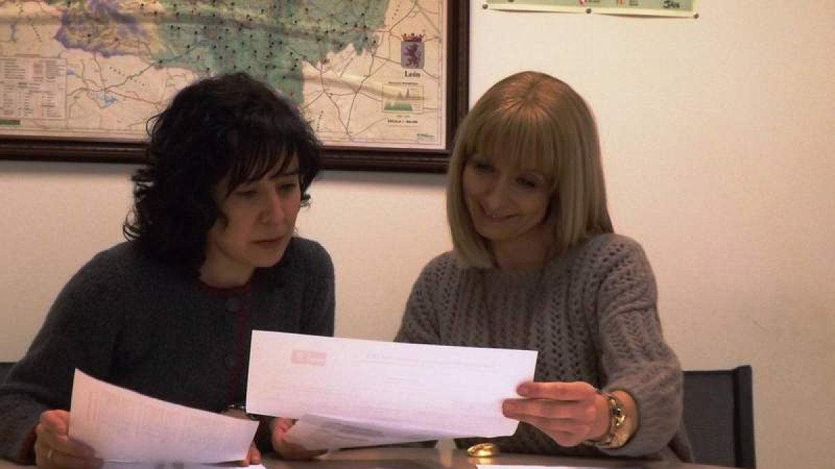 María Eugenia Gancedo y María del Mar Durante en el despacho donde atienden las peticiones.