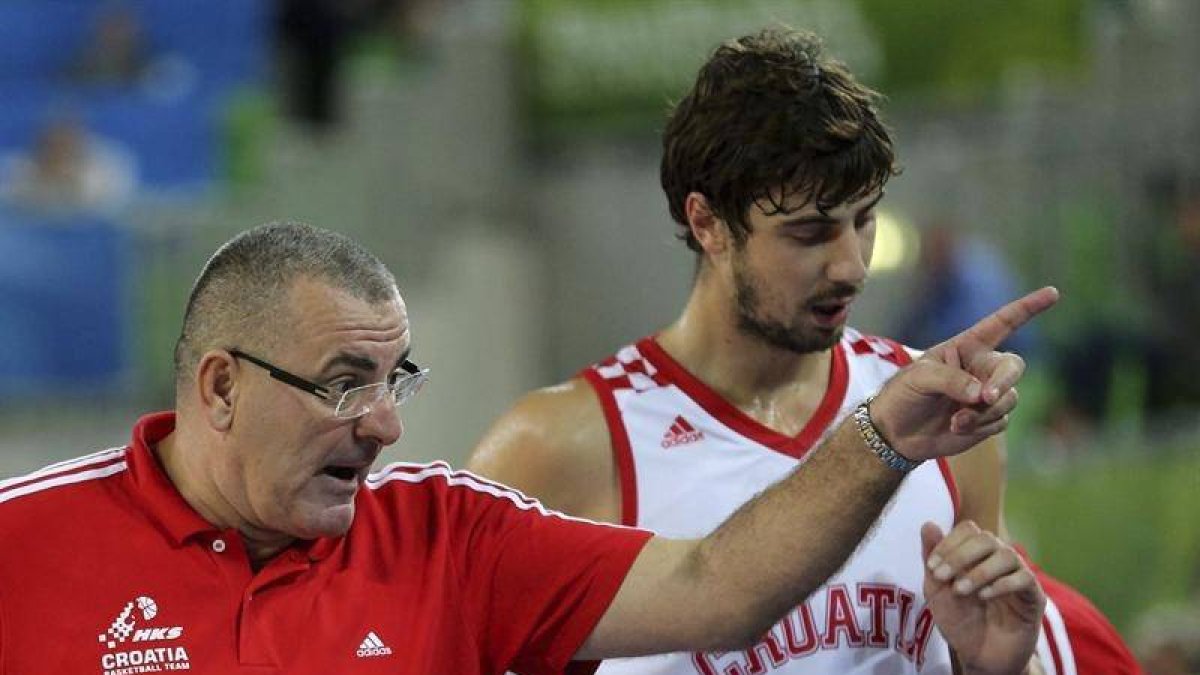 El entrenadorde la selección de baloncesto de Croacia, Jasmin Repesa, gesticula durante el partido de cuartos de final del Eurobasket 2013, disputado entre Ucrania y Coracia en el Stozice Arena de Liubliana, Eslovenia, el 19 de septiembre de 2013.