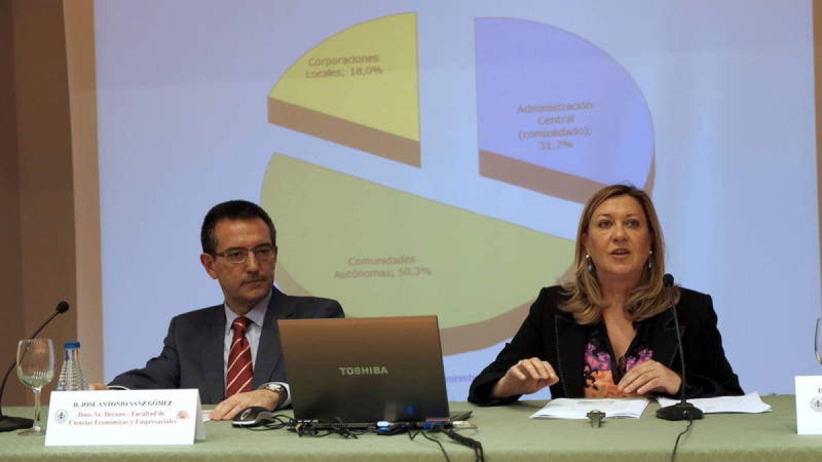 Pilar del Olmo, a la derecha, consejera de Hacienda de La Junta de Castilla y León.