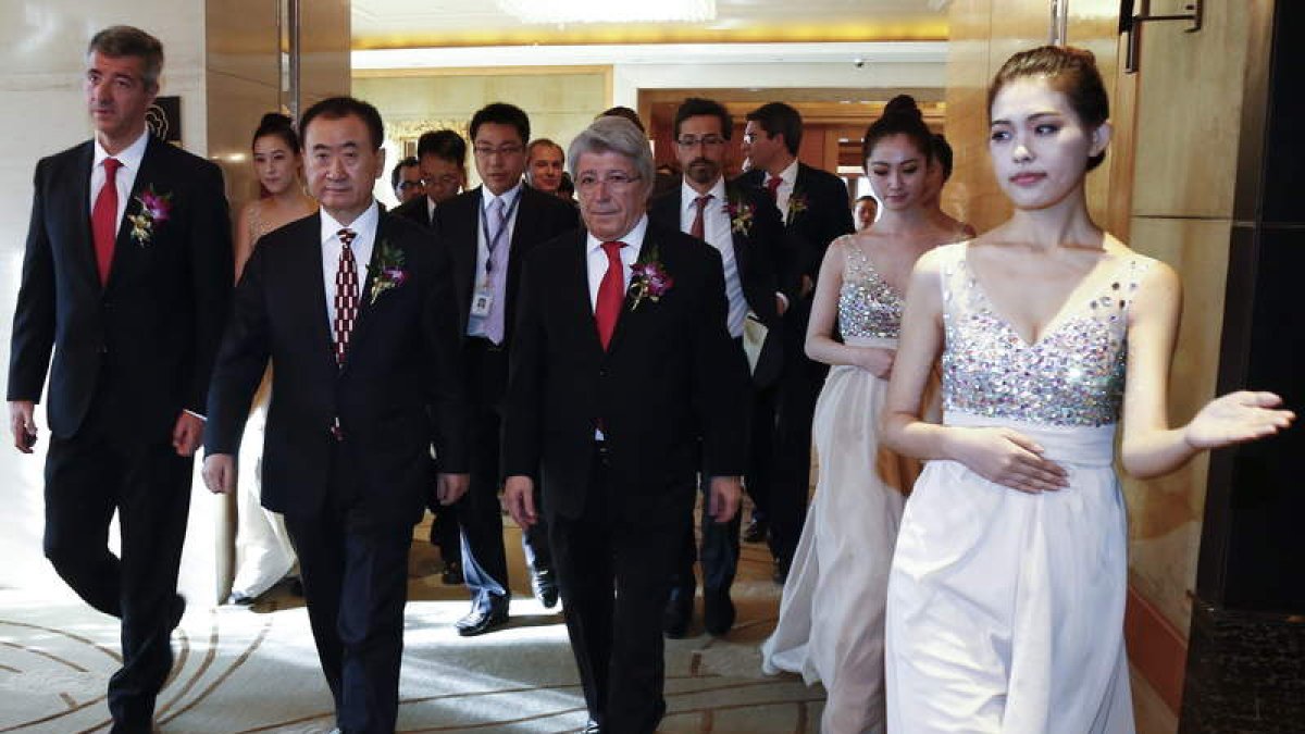 El magnate Wang Jianlin, junto a Enrique Cerezo y Miguel Ángel Gil, tras firmar el acuerdo.