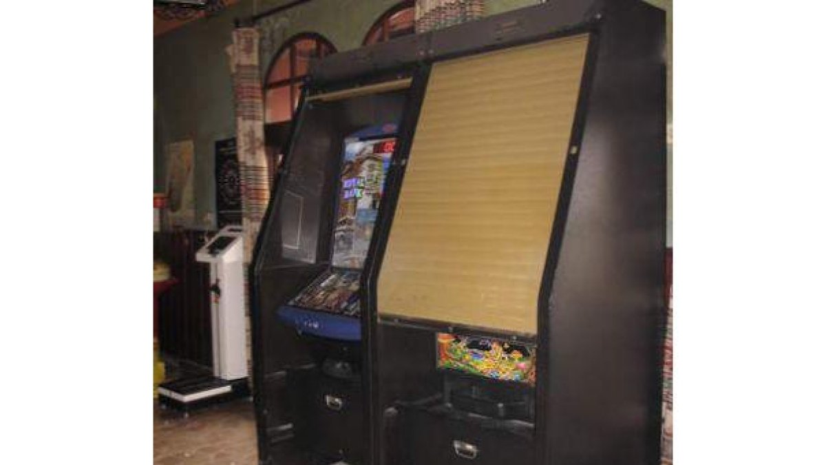 Dos recreativas acorazadas, en un local de Riego.