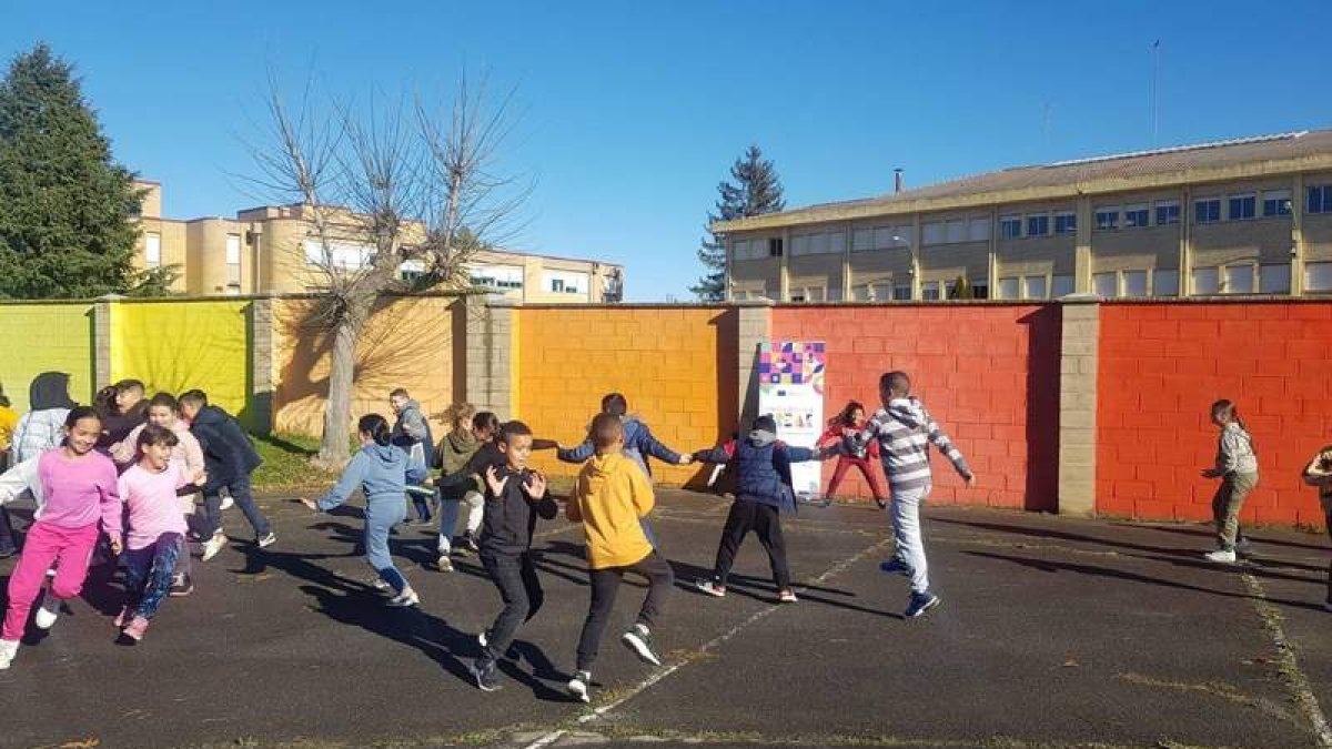 Un momento del recreo en el Ceip Lope de Vega de León, situado en Armunia. DL