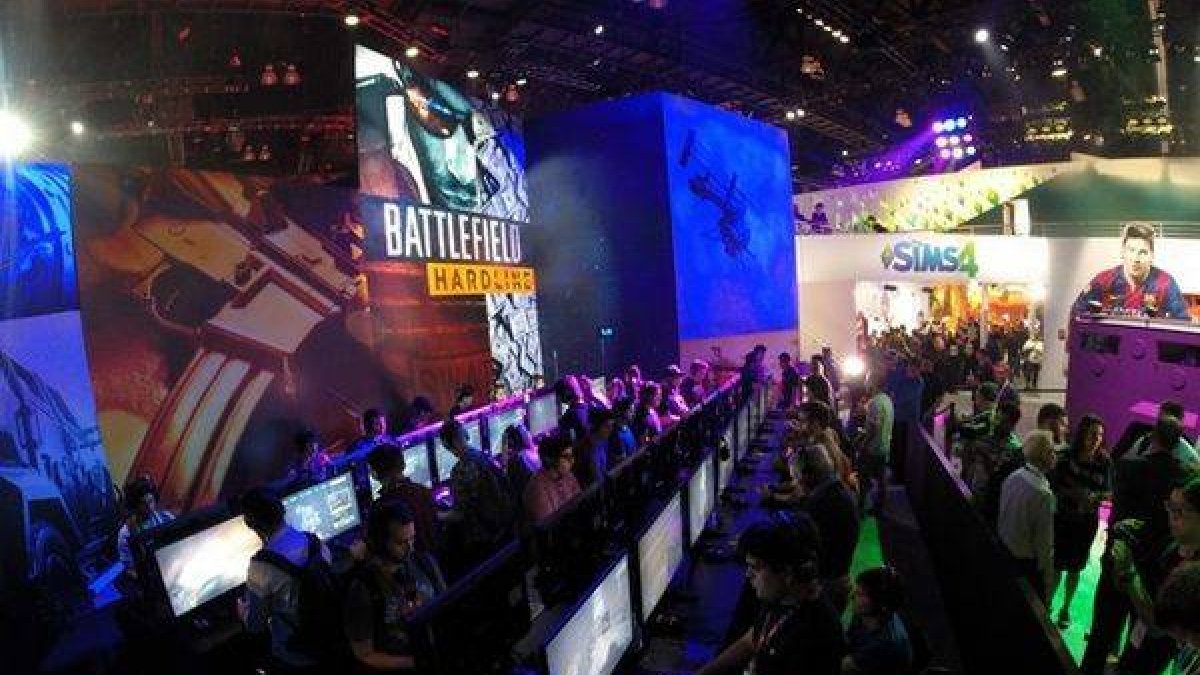 Los asistentes a la feria E3 de videojuegos prueban las últimas novedades.