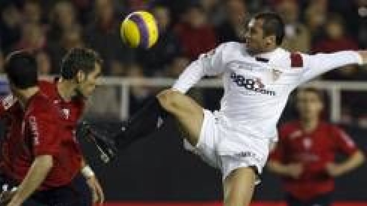 Alves trata de llevarse un balón ante dos jugadores del Osasuna