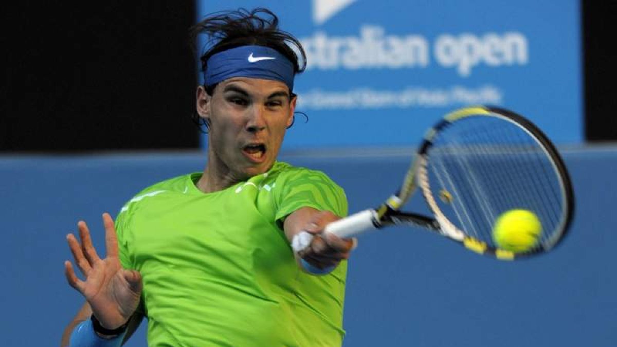 Nadal gana en el debut a pesar de jugar con la rodilla dañada.