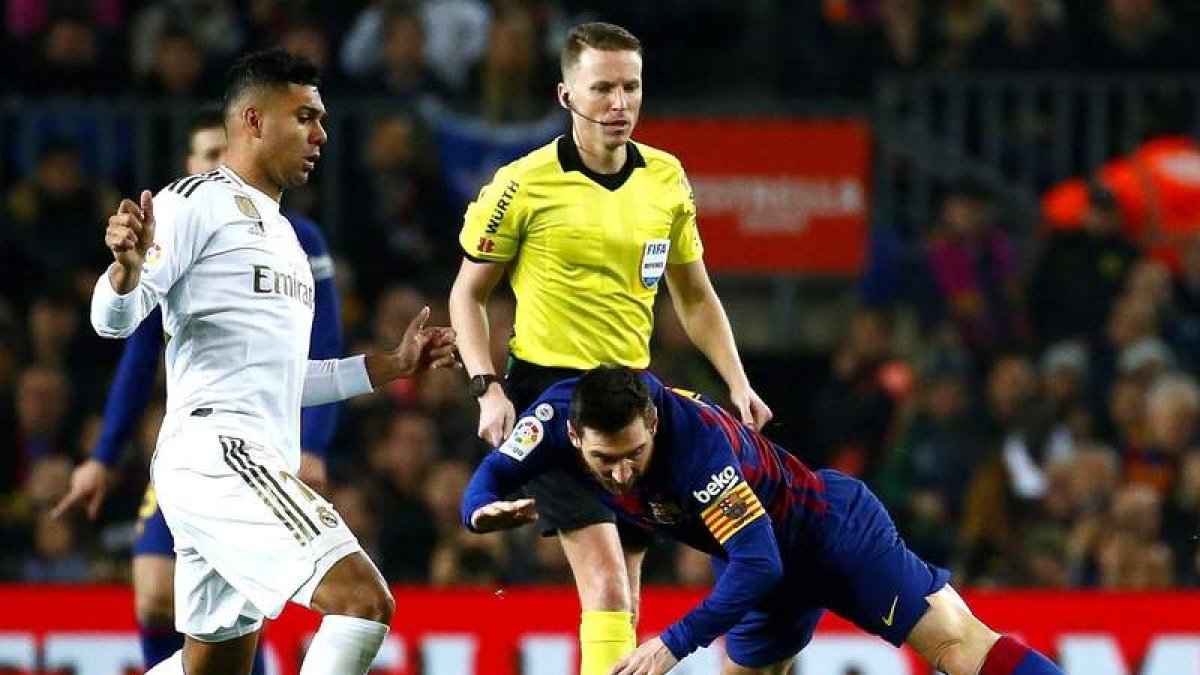 Leo Messi volverá a toparse hoy con el todoterreno madridista Casemiro. ENRIC FONTCUBERTA