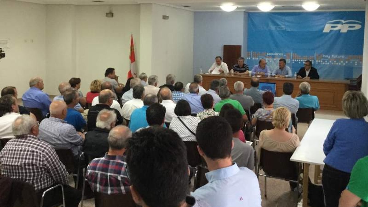Pedáneos del PP reunidos ayer en la sede de Ponferrada. DL