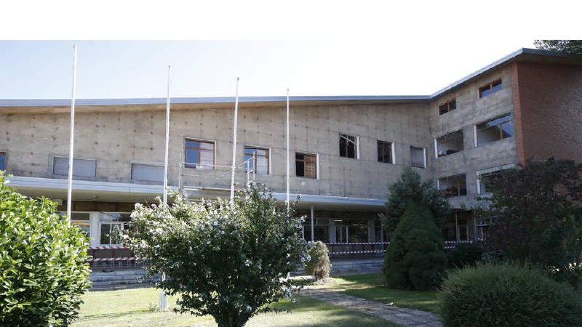 La Universidad retiró las placas de fibrocemento en la Escuela de Ingenierías Agrarias. RAMIRO