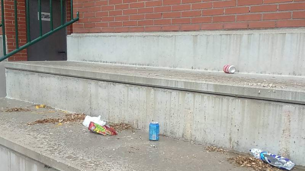 Aspecto de las gradas del campo de fútbol el lunes, según el PP.