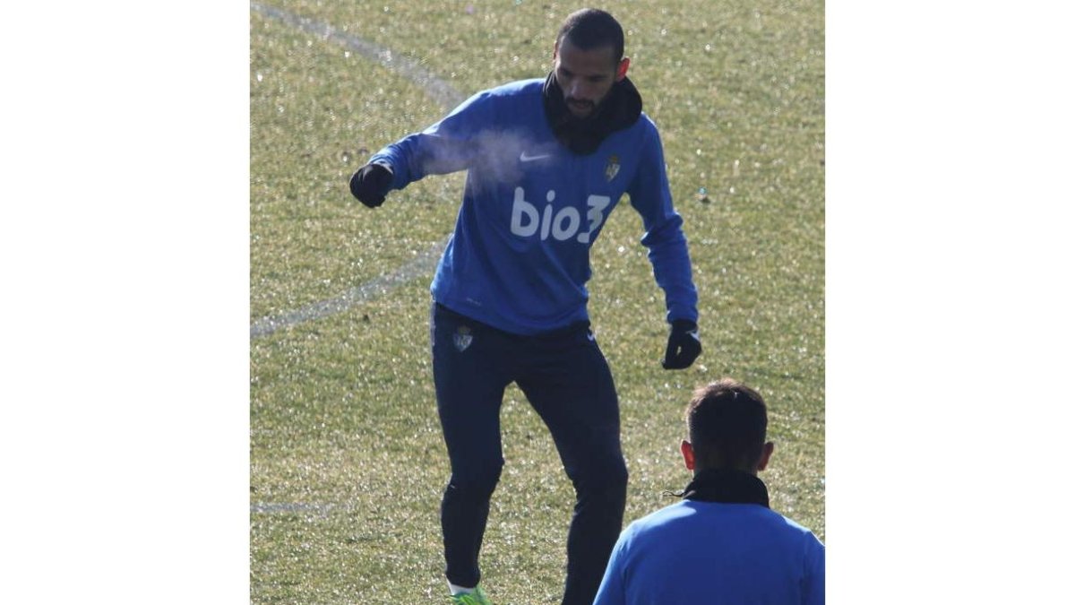 Yuri sigue acumulando minutos en su particular pretemporada con la Deportiva. L. DE LA MATA