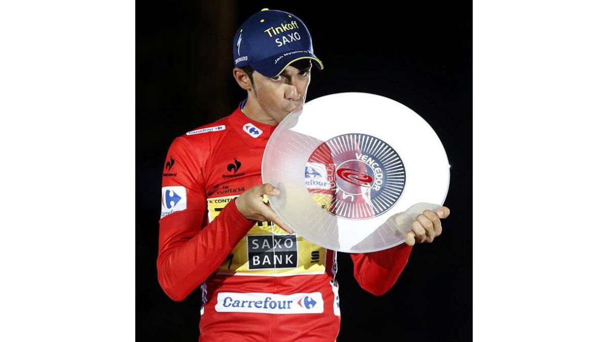 Contador besa el trofeo que le acredita como vencedor.