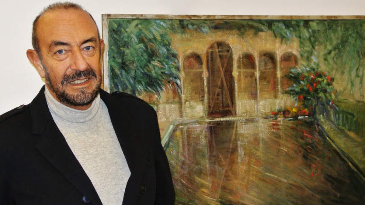 El artista leonés Javier Rueda junto a una de las obras de la exposición.