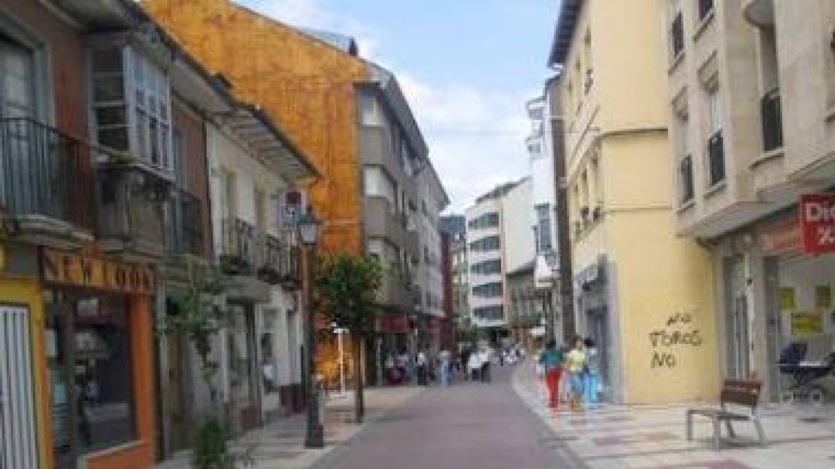 La calle Gil y Carrasco de Bembibre es una de las que más actividad comercial concentra.