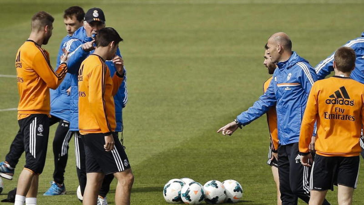 Ancelotti dirigió ayer el entrenamiento del Real Madrid al que sólo faltó Xabi Alonso.
