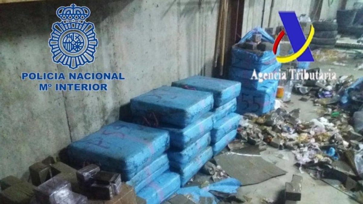 Intervenidas 2, 4 toneladas de hachís en una operación contra el narcotráfico en la costa de Huelva.