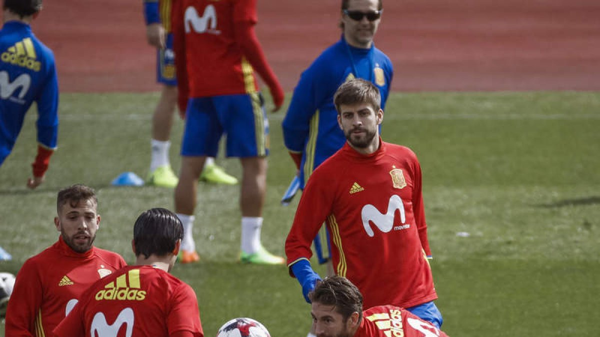 Alba, Morata, de espalda, Ramos y Piqué, durante uno de los rondos del entrenamiento. EMILIO NARANJO