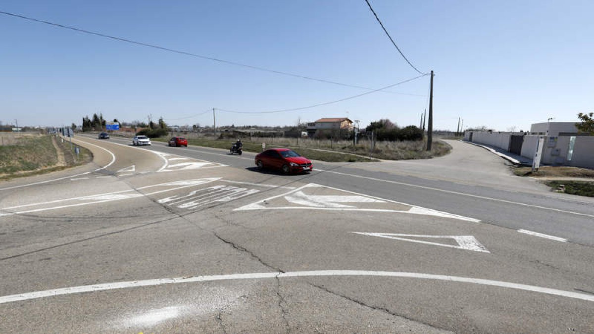 Imagen del cruce de la N-120 con el acceso a Montejos, pendiente de solución. MARCIANO PÉREZ