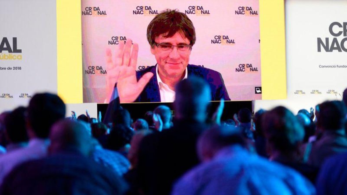 Puigdemont saluda desde la gran pantalla del acto fundacional de la Crida que se ha celebrado este sábado en el pabellón Nou Congost de Manresa.