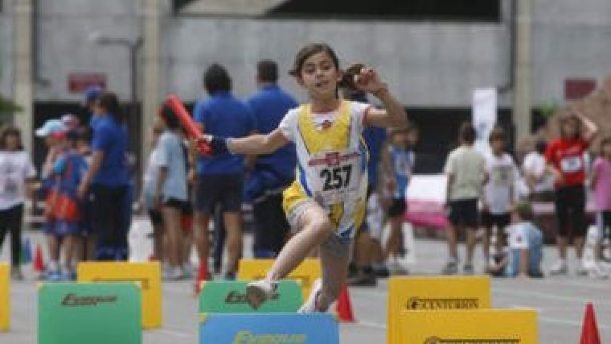 Una niña participa en una prueba de atletismo en la edición del 2010.