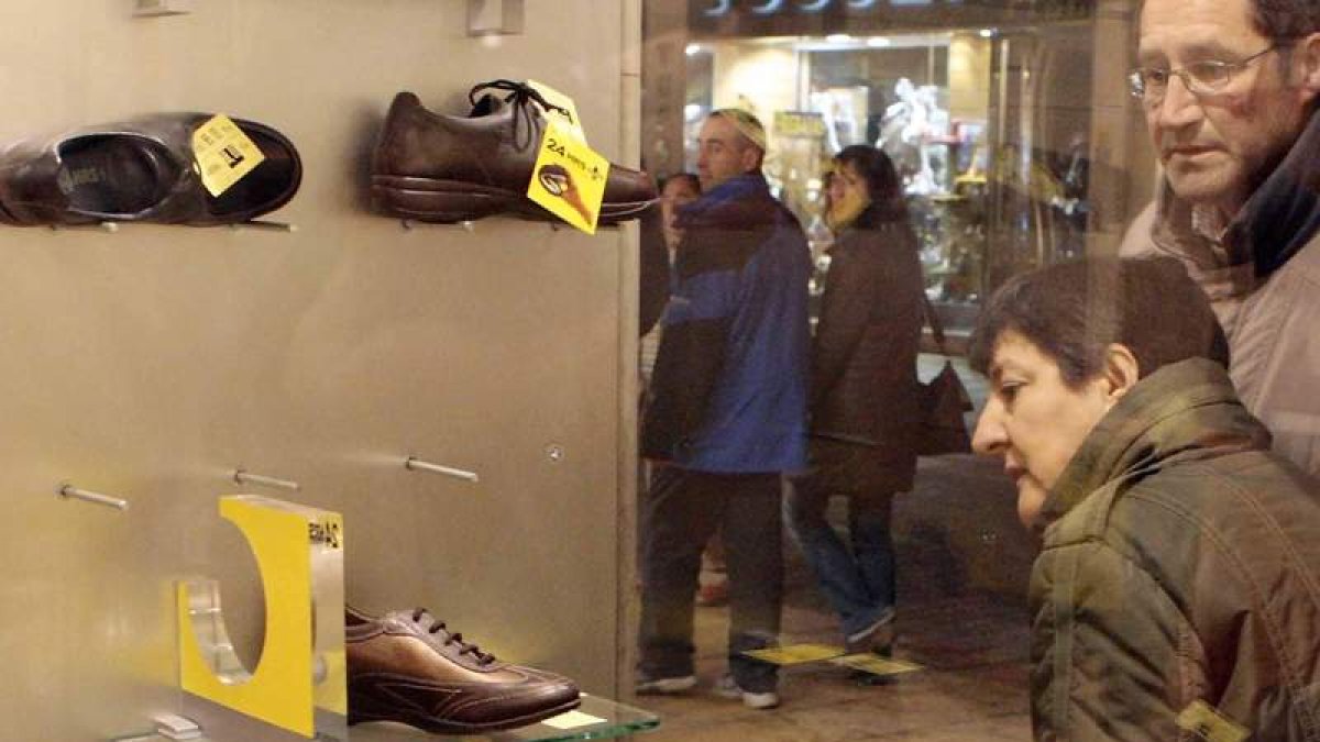 La desconfianza de los consumidores sobre la evolución económica está lastrando al comercio.
