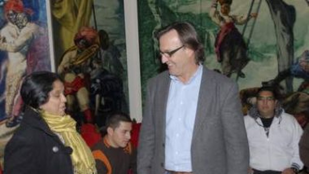 Una representante de los inmigrantes junto al alcalde de Vic, Josep María Vila.
