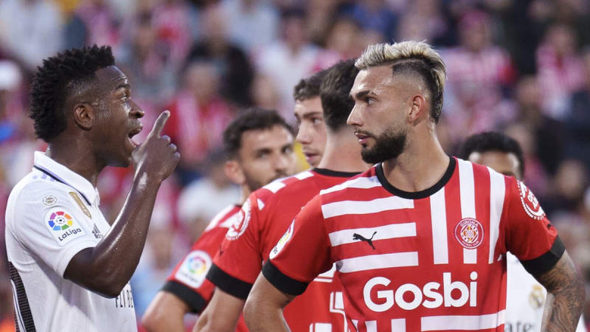 Vinicius, el único que brilló en el Madrid, discute con Castellanos, que fue el autor de los cuatro goles del Girona. DAVID BORRAT
