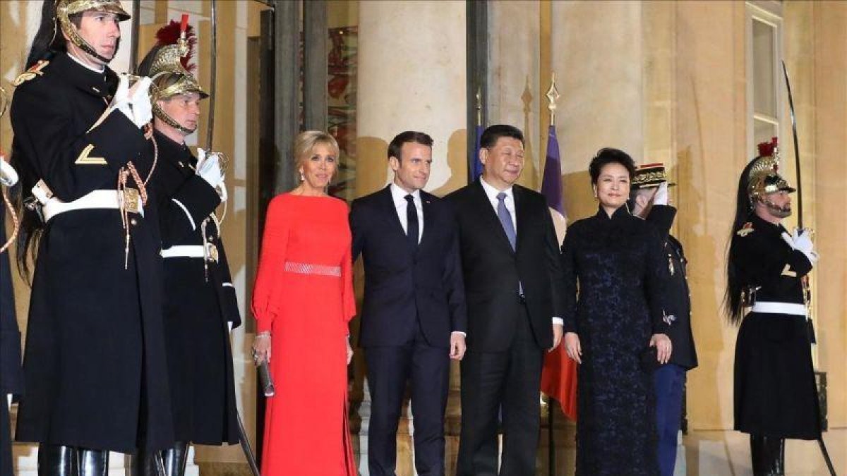 Macron y Xi Jinping con sus respectivas esposas, en el Palacio del Elíseo de París