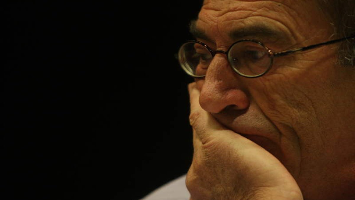 Imagen de archivo del escritor malagueño Juan Madrid durante una conferencia en León
