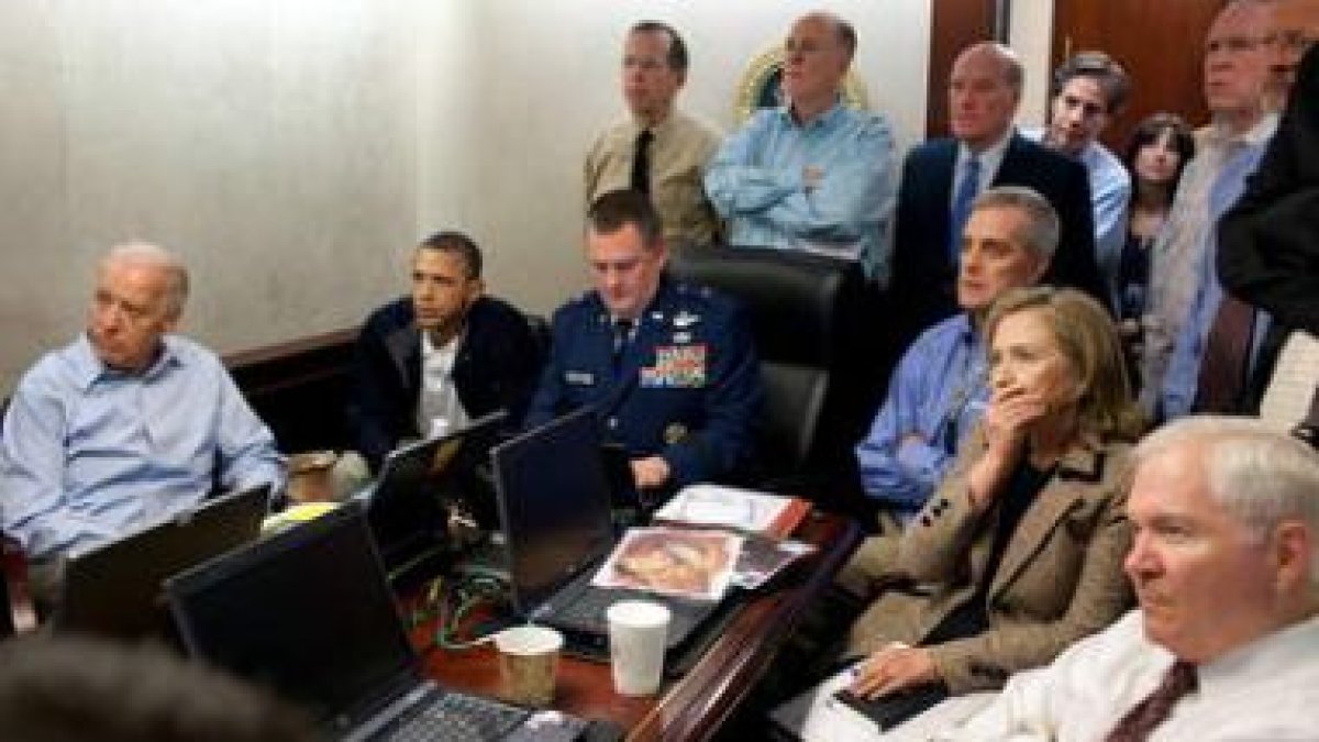 Obama y Clinton, junto a otros miembros del equipo de Seguridad Nacional siguiendo la misión.