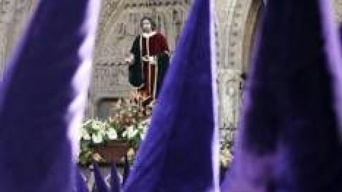 Un cofrade cambio el manto de la Virgen de la Soledad