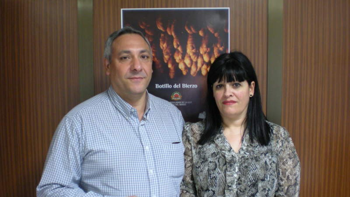 Josefa Martínez Núñez y su pareja se han presentado en la sede de la IGP con la etiqueta.