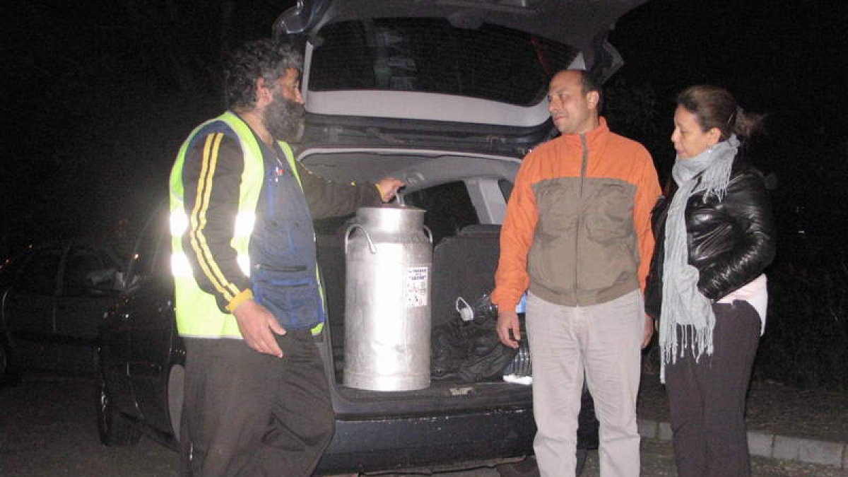 José Manuel Fernández, con Falah y Nasria. DOMINGO