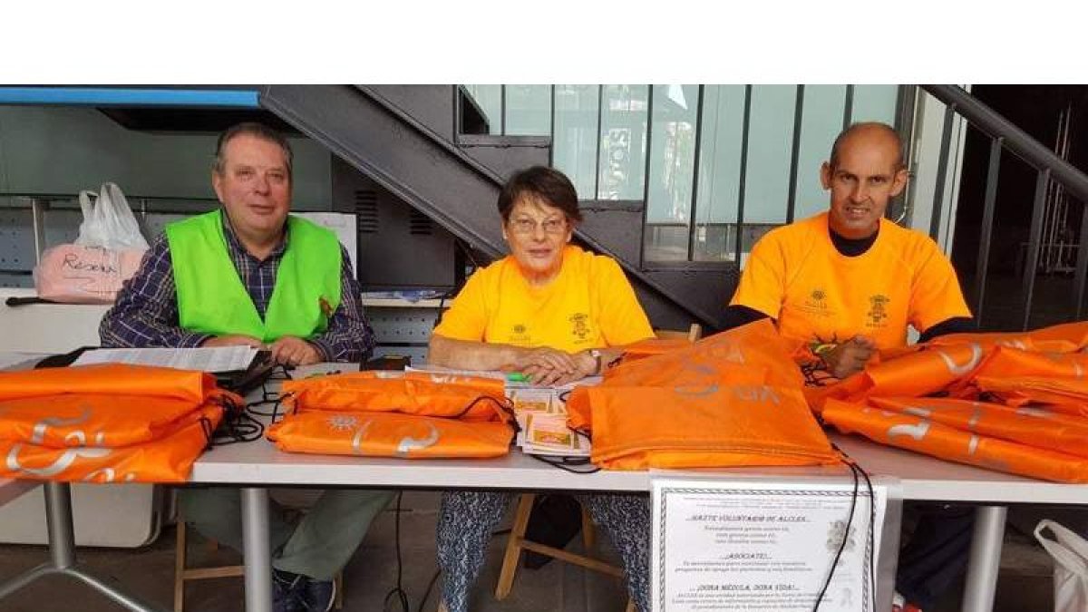 Voluntarios y voluntarias de Alcles realizan las inscripciones en Espacio León. DL