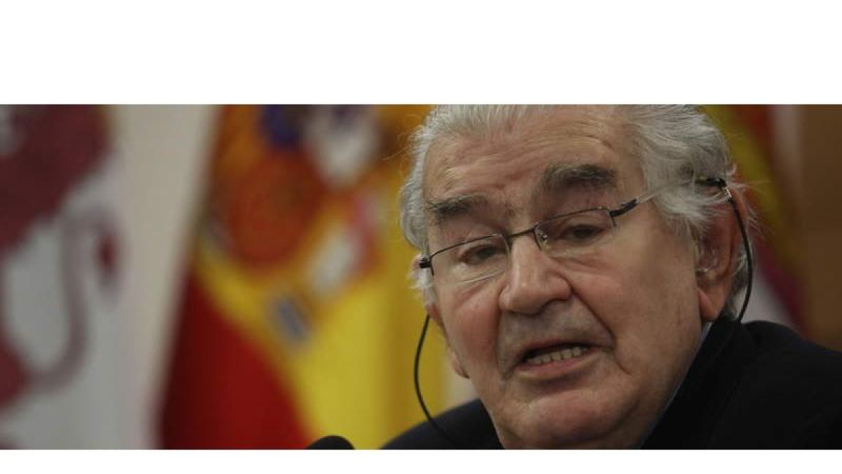 Imagen de archivo del poeta leonés Antonio Gamoneda, que mañana recibirá un homenaje en Portugal.