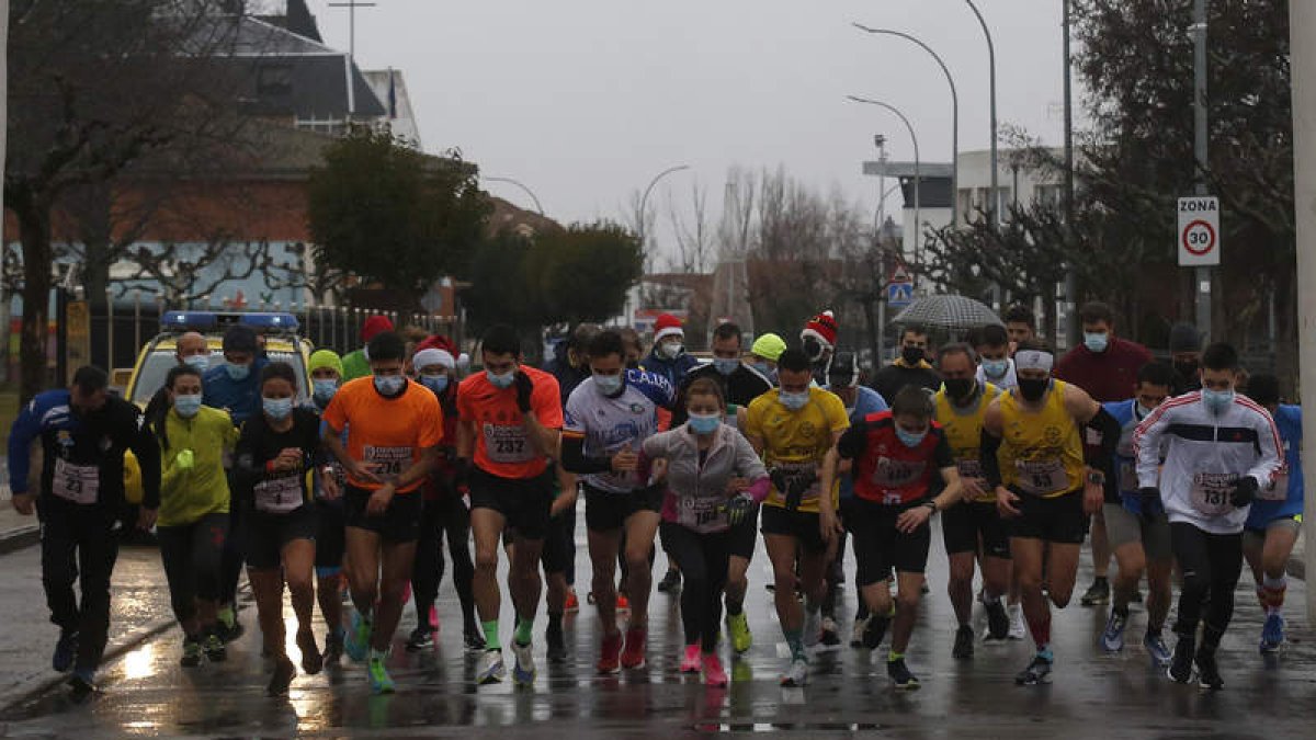 Más de 250 atletas tomaron la salida en la San Silvestre. FERNANDO OTERO