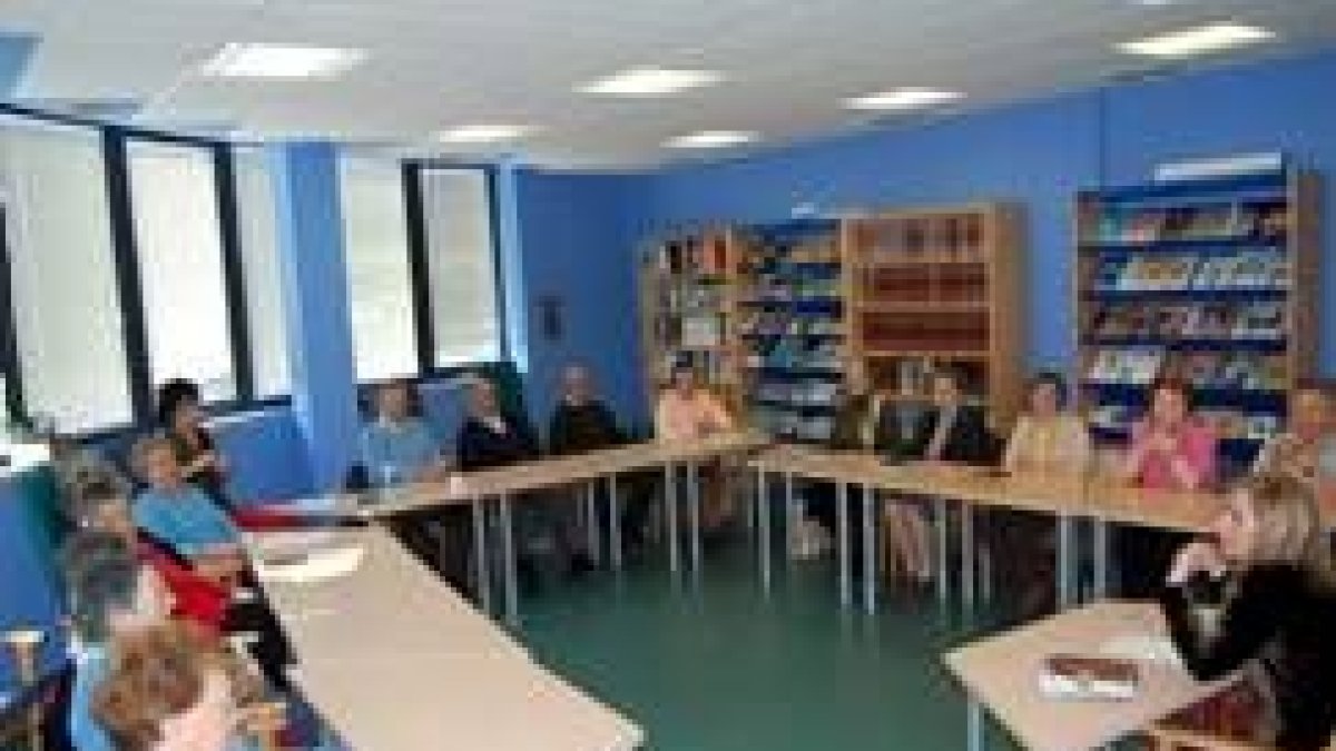 Uno de los talleres de actualidad desarrollado en el Centro de Día de San Andrés del Rabanedo