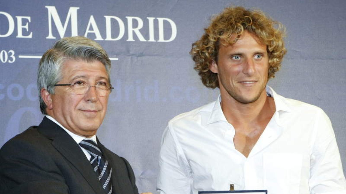 Cerezo entrega una placa de reconocimiento a Forlán.