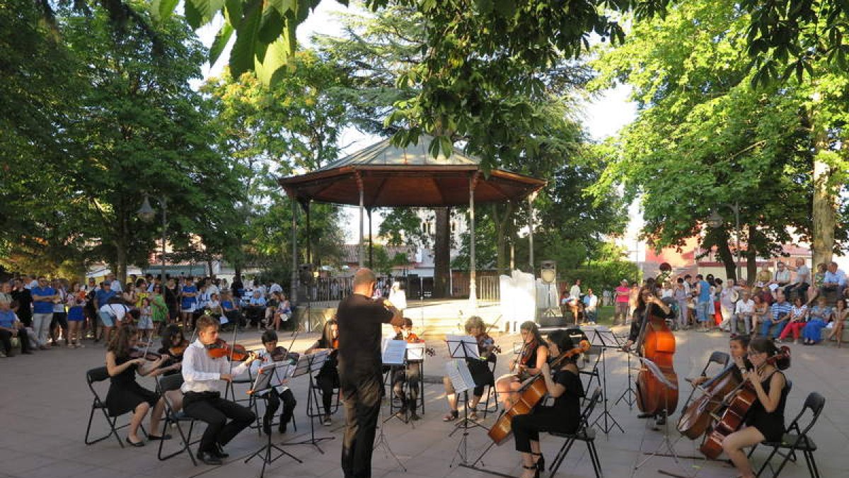 Los participantes en el Curso de Técnica e Interpretación Musical ofrecerán recitales al aire libre. DL
